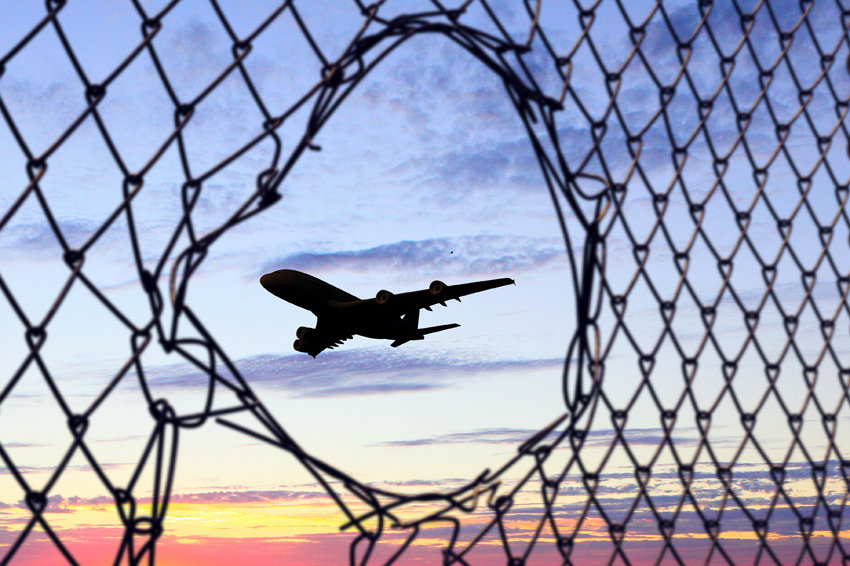 Хулиганам из черного списка только и останется любоваться самолетами с безопасного расстояния. Фото: depositphotos.com