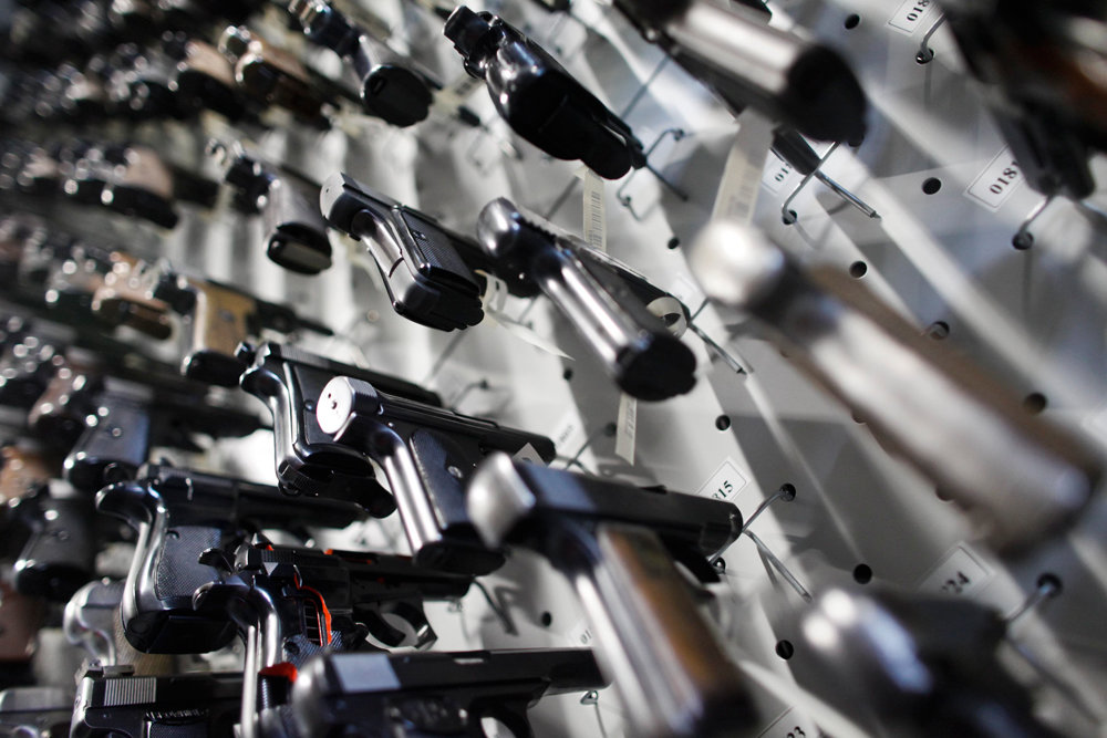Чтобы получить разрешение на покупку этого оружия, надо пройти серьезную проверку у нарколога и психиатра. Фото: Reuters
