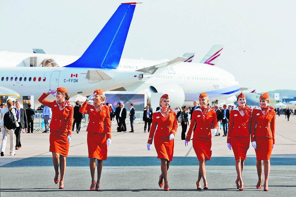 Авиакомпаниям станет известно, чем персонал, в том числе стюардессы, занимается на земле. Фото: REUTERS