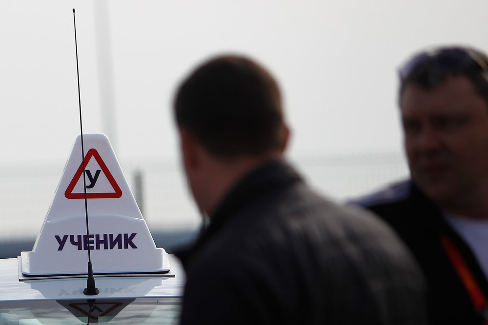 Водителей-профессионалов предлагают вновь отправить на школьную скамью. Фото: Владимир Аносов