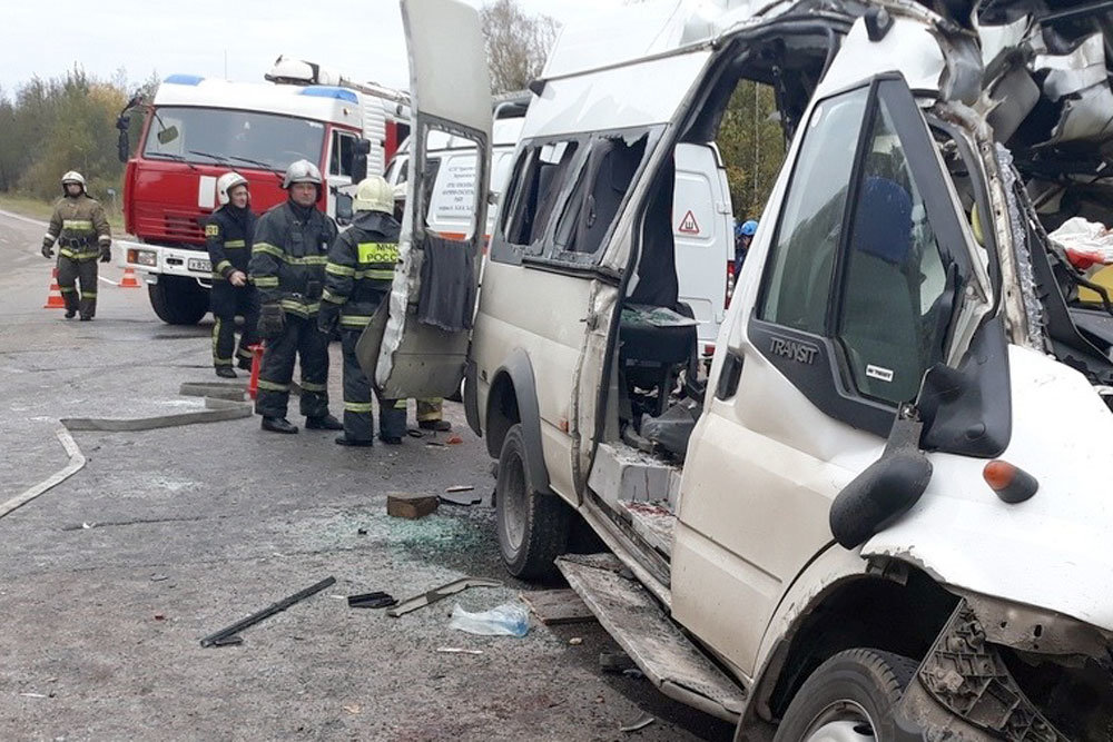 Удар был такой силы, что передняя половина микроавтобуса превратилась в месиво. Фото: УМВД по Тверской области