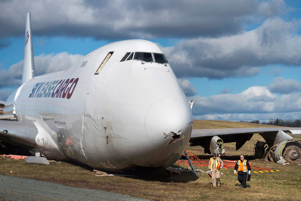 Жесткая посадка транспортного Boeing 747 в одном из международных аэропортов. К счастью, все члены экипажа остались живы. Фото: AP